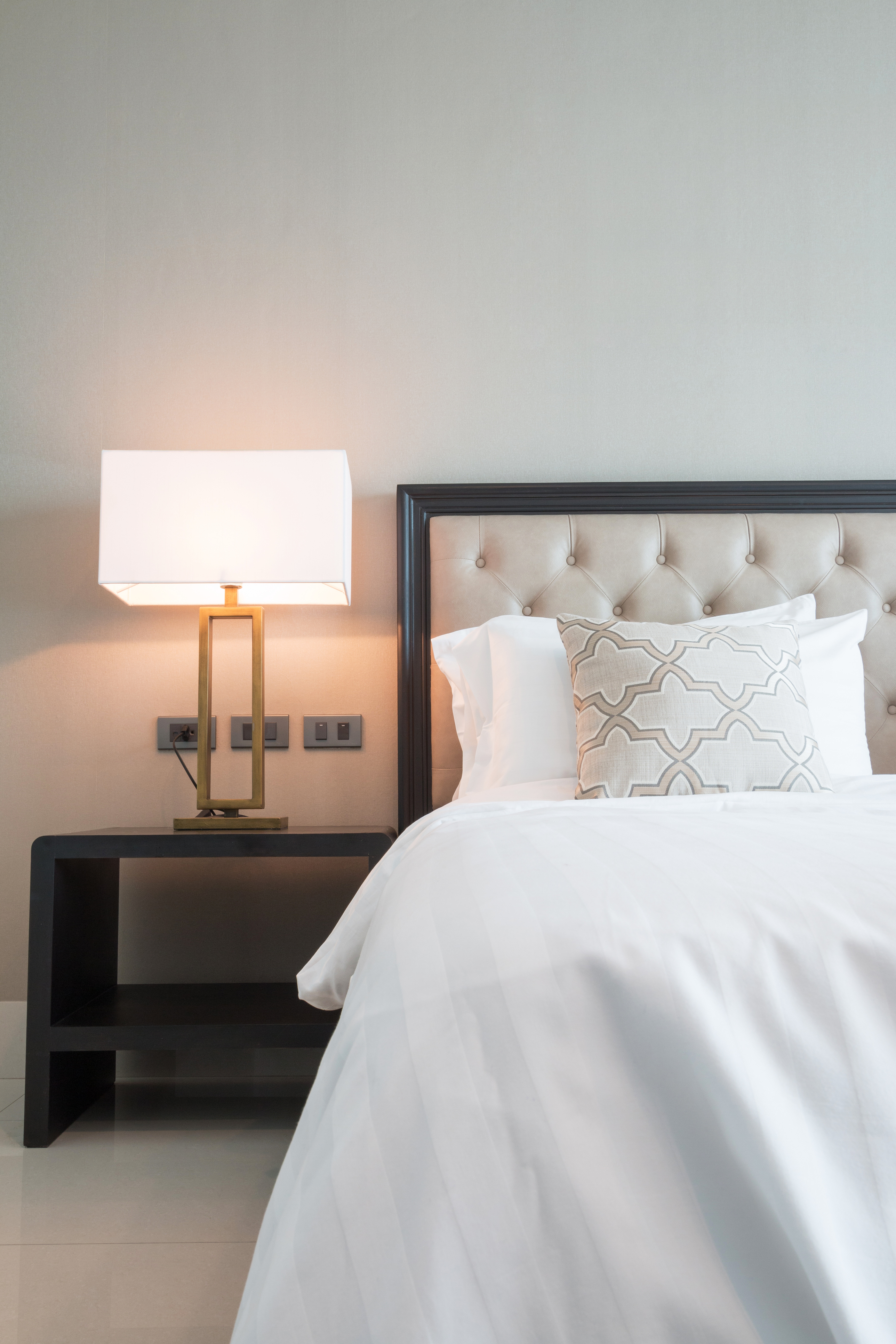 Kategoriebild für Hotel und Ferienwohnungen, Hotelzimmer mit Bett und Lampe